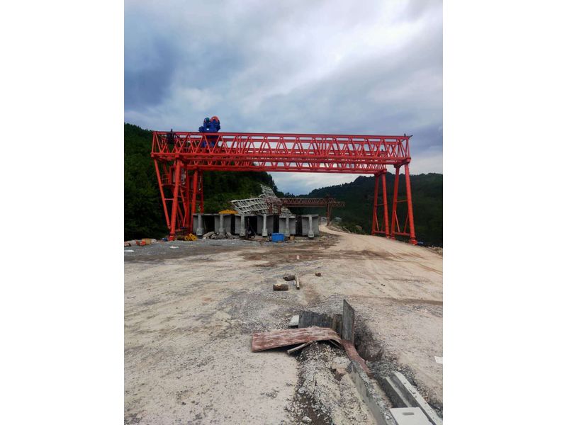 重慶匯森路橋工程建設(shè)有限公司，巴萬高速三標(biāo)項(xiàng)目部采購高遠(yuǎn)重型MG100/10-24m-9m龍門吊兩臺，設(shè)備發(fā)貨出廠